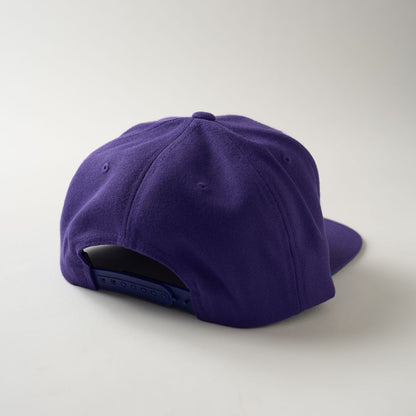 NMU LOGO FLAT VISOR SNAPBACK CAP（COLOR） / PURPLE