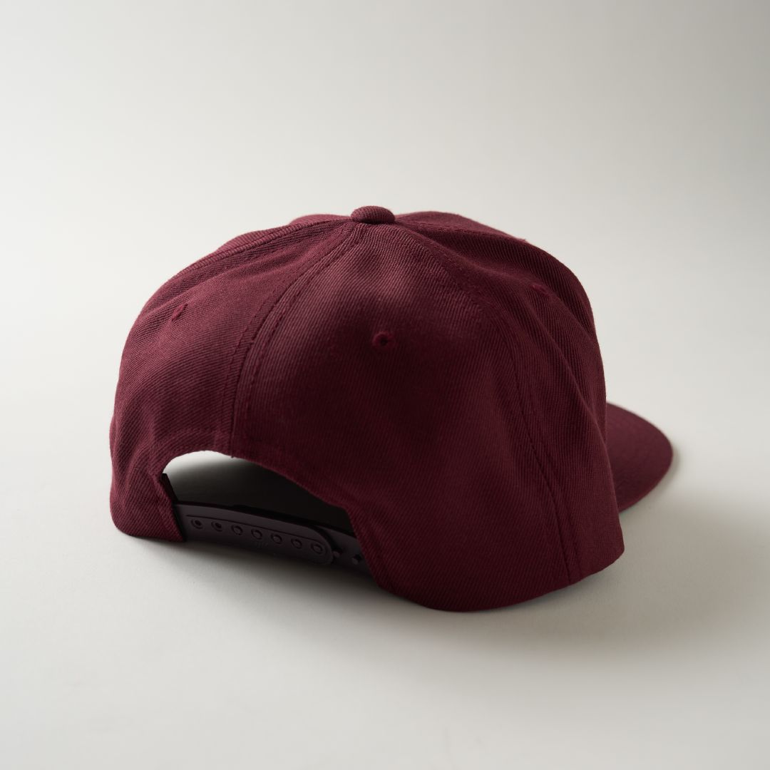 NMU LOGO FLAT VISOR SNAPBACK CAP（COLOR） / MAROON