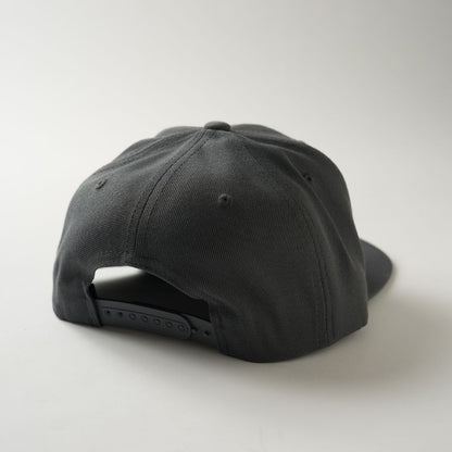 NMU LOGO FLAT VISOR SNAPBACK CAP / DK.GRAY