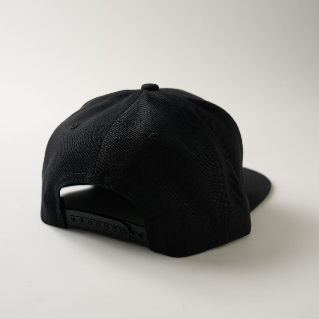NMU LOGO FLAT VISOR SNAPBACK CAP / BLACK