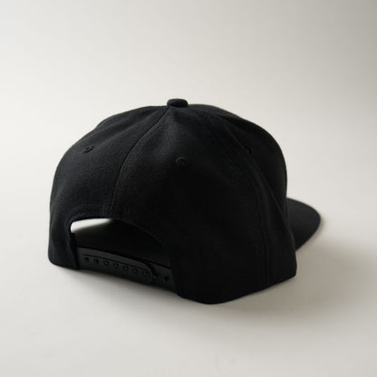 NMU LOGO FLAT VISOR SNAPBACK CAP / BLACK